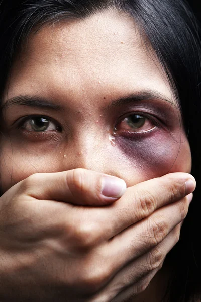 Mujer secuestrada y abusada — Foto de Stock