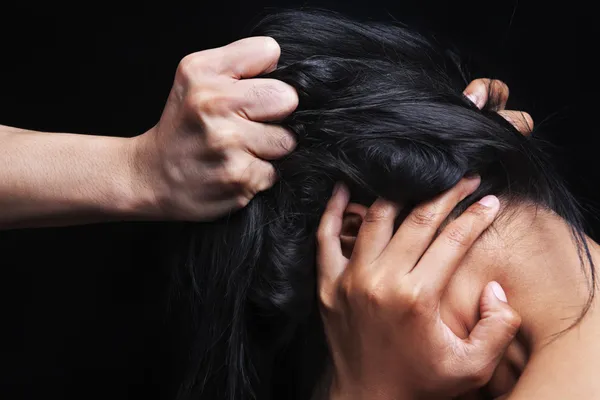 Hand ta tag i kvinnans hår — Stockfoto