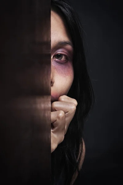 暗闇の中で隠れている傷つけられた女性 — ストック写真