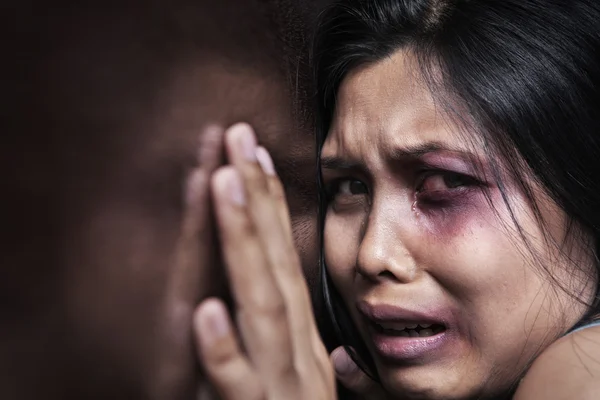 Травмированная женщина в ужасе — стоковое фото