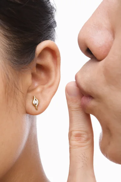 Kobieta mężczyzna shhing na jej do ucha — Zdjęcie stockowe