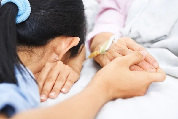 Daughter fall asleep waiting her mother in hospital — Stock Photo, Image