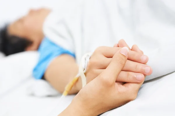 Hastanede hasta elini tutarak — Stok fotoğraf