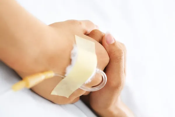 Mão segurando juntos no hospital — Fotografia de Stock