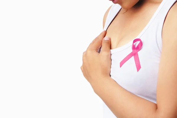 Kobieta trzyma piersi z różową wstążką — Zdjęcie stockowe