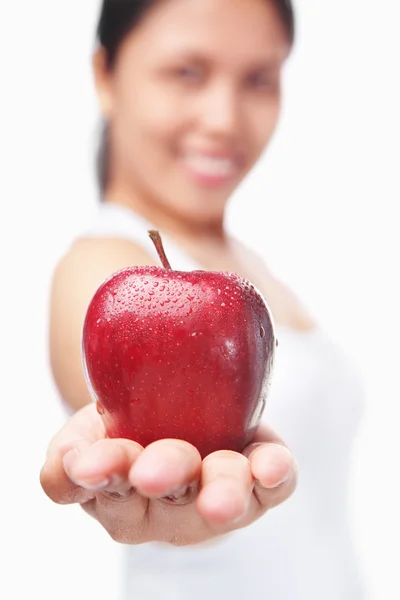 Zdrowa kobieta oferuje czerwone jabłko — Zdjęcie stockowe