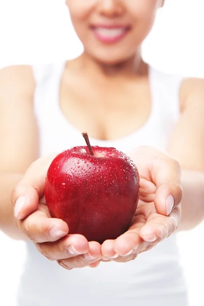 Femme tenant une pomme rouge — Photo