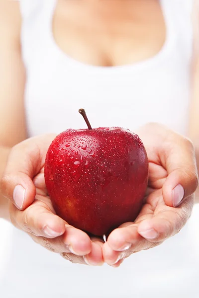 Frau hält einen roten Apfel in der Hand — Stockfoto