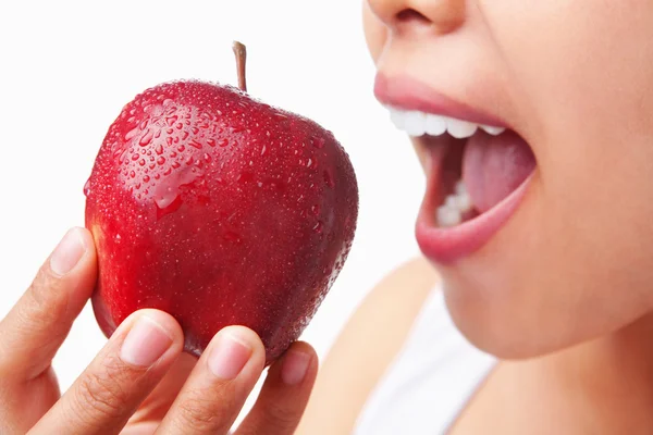 吃红苹果的女人 — 图库照片