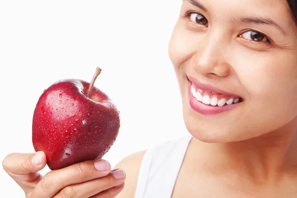 Frau hält roten Apfel in der Hand — Stockfoto