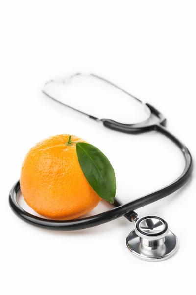 Estetoscopio y naranja sobre blanco — Foto de Stock
