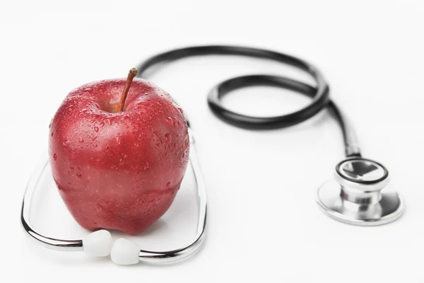 Kırmızı elma ve stethocscope — Stok fotoğraf