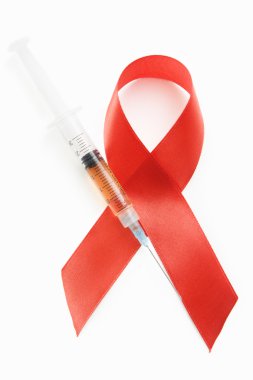 AIDS şırınga ve kırmızı kurdele simgesi