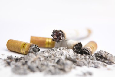 kül tablası üzerinde cigarrette