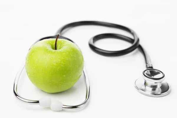 Yeşil elma ve stethocscope — Stok fotoğraf