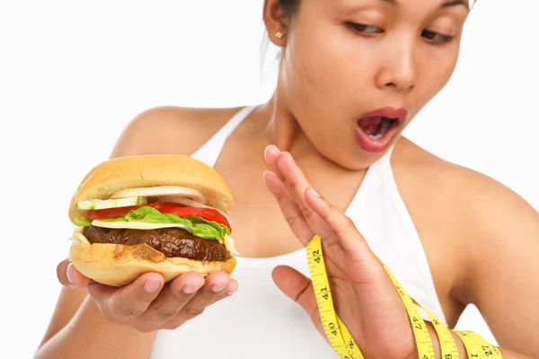 Mulher evitando hambúrguer — Fotografia de Stock
