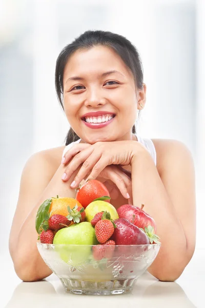 Mujer asiática y frutas — Foto de Stock