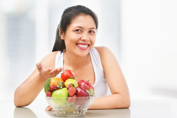 Woman offering fruits — Stock Photo, Image