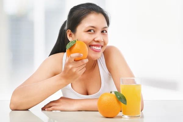 Asian woman and orange — Stock Photo, Image