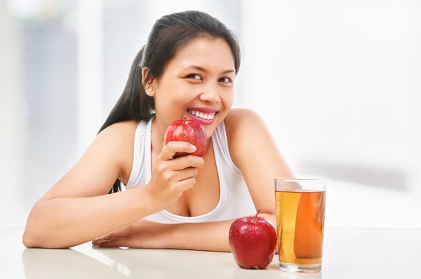 Asiatische Frau und roter Apfel — Stockfoto