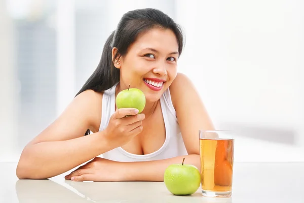 Asian woman and green apple — Stock Photo, Image