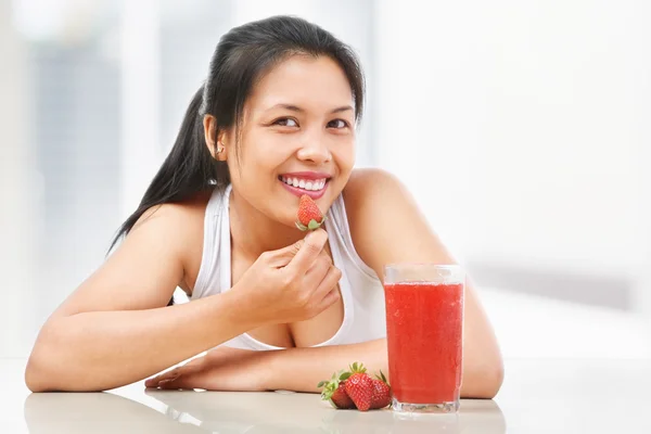 Asian woman and strawaberry — Stock Photo, Image