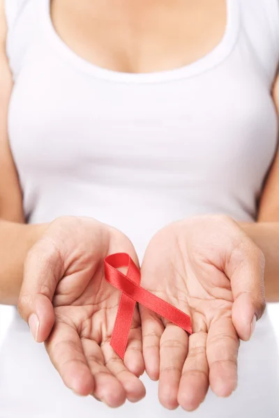 女性示す赤いリボンをサポートするエイズの原因 — ストック写真