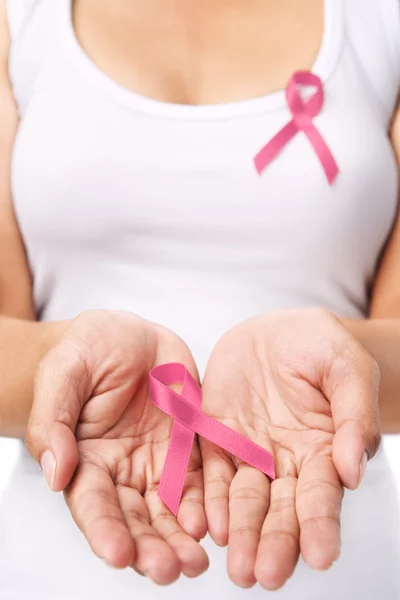 Kobieta wykazująca różową wstążkę w celu wsparcia raka piersi — Zdjęcie stockowe