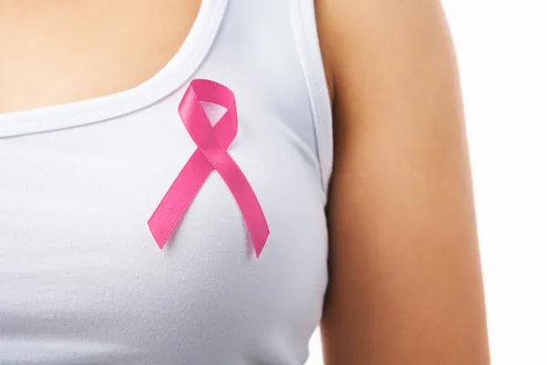 Růžový odznak na hrudi žena na podporu breat rakoviny příčina — Stock fotografie