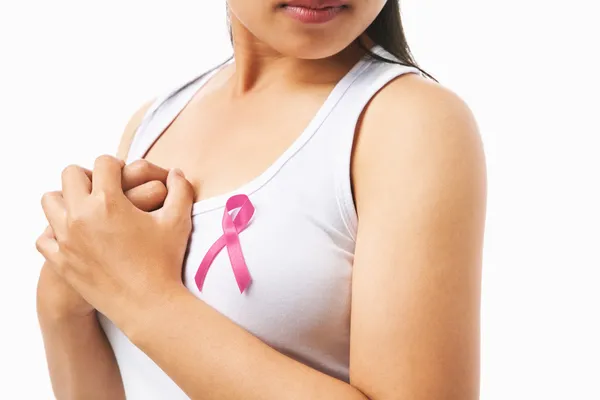 Distintivo rosa sul petto della donna per sostenere la causa del cancro al seno — Foto Stock