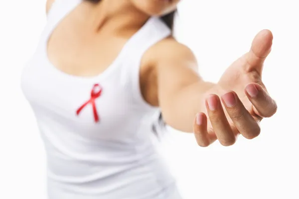 Женщина протягивает руку, чтобы поддержать дело СПИДа или грудь c — стоковое фото