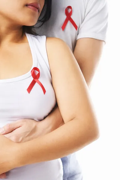 Ζευγάρι χρησιμοποιώντας το σήμα για την υποστήριξη aids ή καρκίνου του μαστού — Φωτογραφία Αρχείου