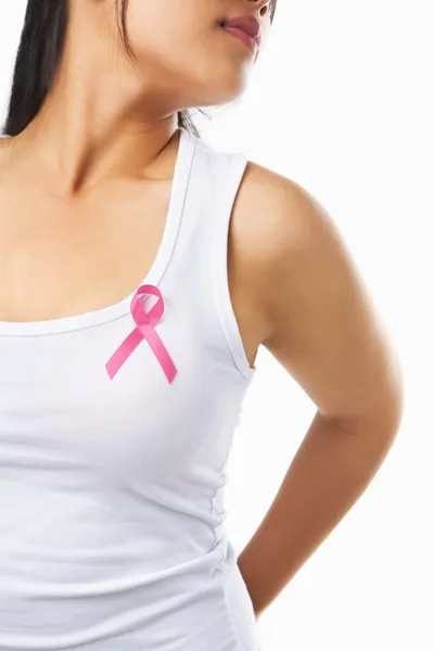 Женщина, использующая розовую ленту на груди для поддержки рака груди ок — стоковое фото