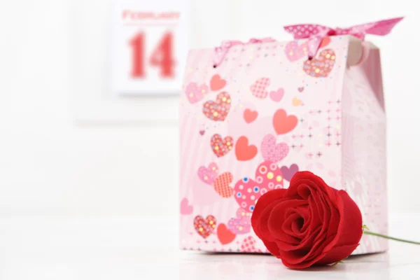 Květiny a dárky na Valentýna — Stock fotografie
