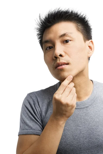 Asiático hombre buscando su unshaved barbilla —  Fotos de Stock