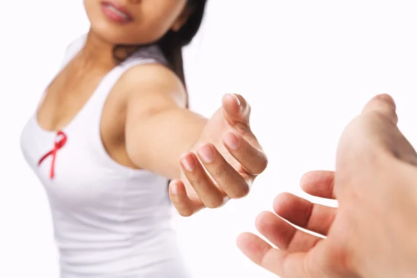 Kobieta stara się trzymać rękę do udzielenia wsparcia dla przyczyną aids lub brea — Zdjęcie stockowe