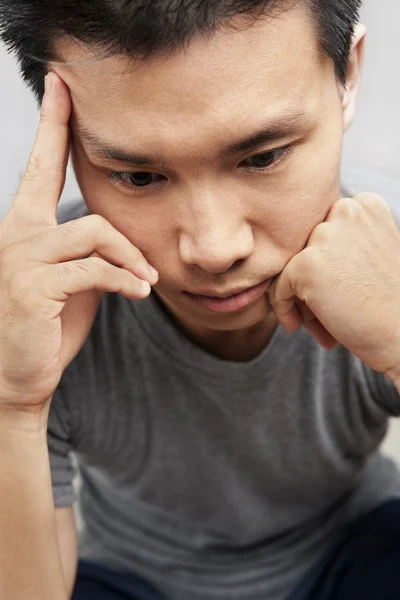 Azjatycki człowiek w depresji — Zdjęcie stockowe