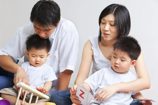 Junge asiatische Familie verbringt Zeit miteinander — Stockfoto