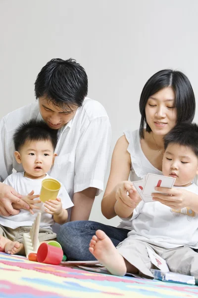 Jonge Aziatische familie tijd samen doorbrengen — Stockfoto