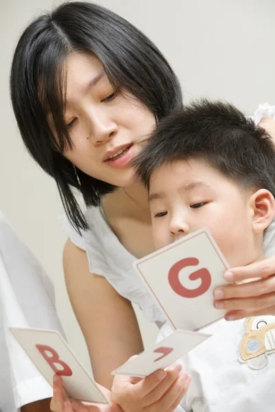 Moeder haar zoon tutoring — Stockfoto