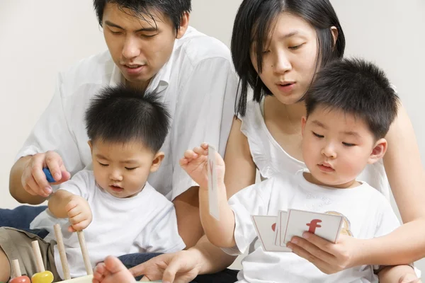 Fiatal ázsiai család együtt tölteni az időt — Stock Fotó