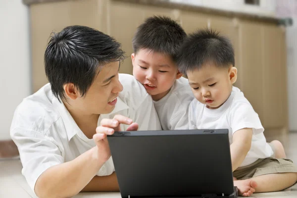 Pai introduzir tecnologia para seus filhos — Fotografia de Stock