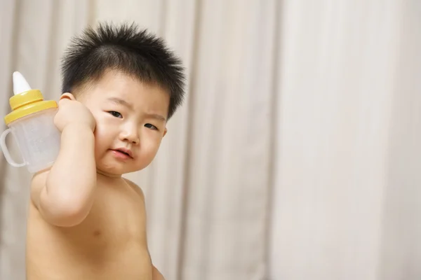 Asyalı bebek ve meme şişe — Stok fotoğraf