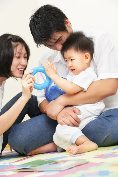 Asiatiska ung familj spendera tid tillsammans — Stockfoto