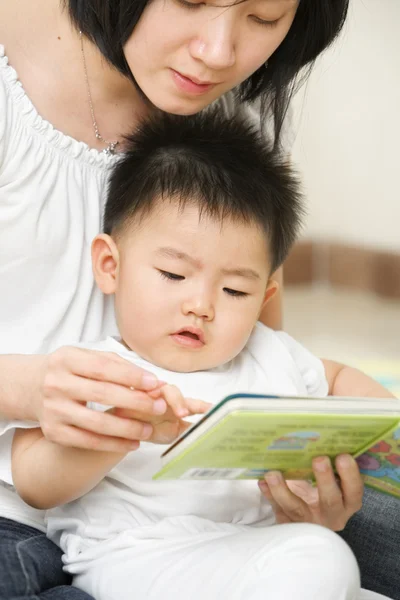 Mother tutoring her son — Stock Photo, Image