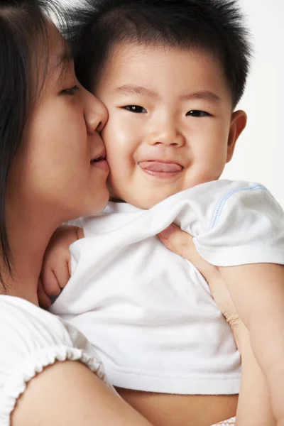Matka políbit svého syna — Stock fotografie