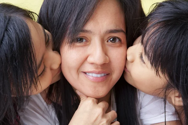 Girls kissing their mother — Stock Photo, Image