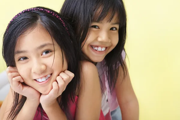 Sisters posing to camera together — Stock Photo, Image