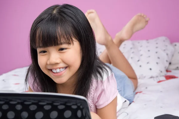 Νεαρό κορίτσι χρησιμοποιώντας φορητό υπολογιστή στο υπνοδωμάτιό της — Φωτογραφία Αρχείου