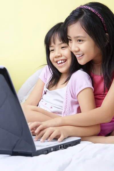 Μικρά κορίτσια που χρησιμοποιούν φορητό υπολογιστή — Φωτογραφία Αρχείου